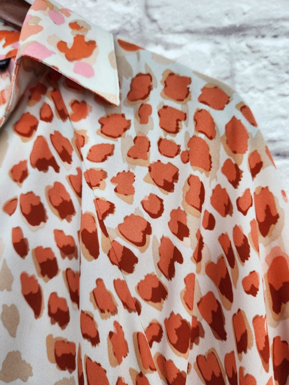 Cabi Style 6081 Animal Print Button Front Blouse Size Large Peach Coral Neutral - Picture 6 of 12